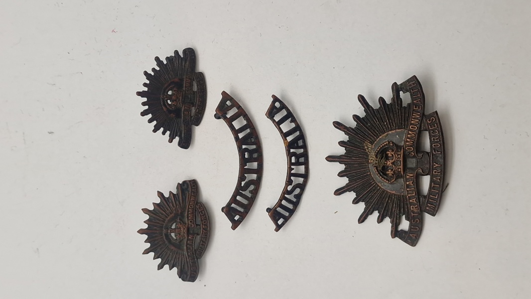 Lot australsk “Rising Sun" uniformsemblemmer, ww1. Originale