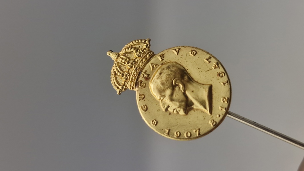 Pin fra Det Kongelige Patriotiske Samfund, der ærer Kong Gustaf V i anledning af hans 90-års fødselsdag i 1947. Original 