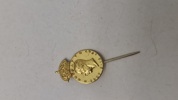 Pin fra Det Kongelige Patriotiske Samfund, der ærer Kong Gustaf V i anledning af hans 90-års fødselsdag i 1947. Original 