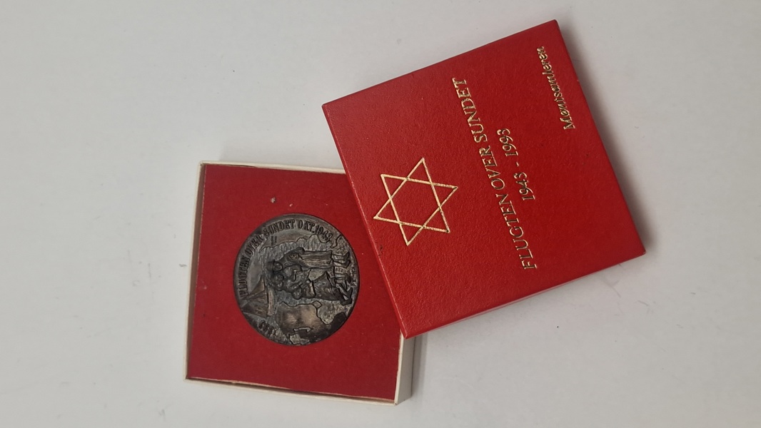 Mindemedalje “Flugten over Sundet", udgivet i 1993 for at markere 50-året for redningen af de danske jøder i 1943. 