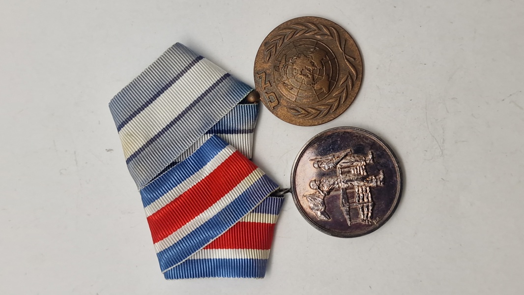 Dansk medalje spange med bla UN medalje. Original 