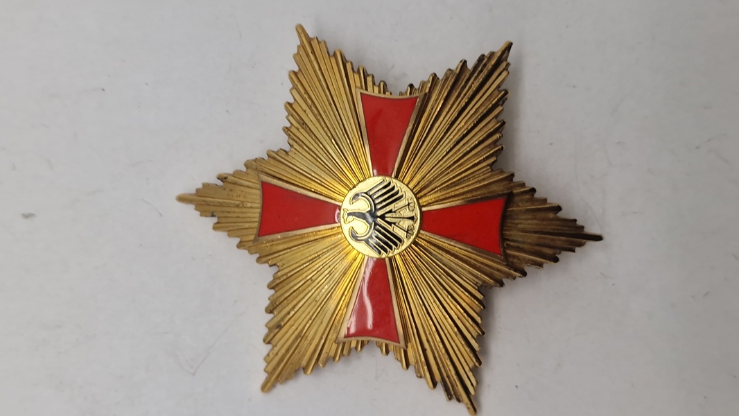 bryststjerne fra den tyske fortjenstorden, specifikt Bundesverdienstkreuz (Forbundsrepublikken Tysklands Fortjenstorden) 800 sølv lavet hos Steinhauer & Luck. Original 