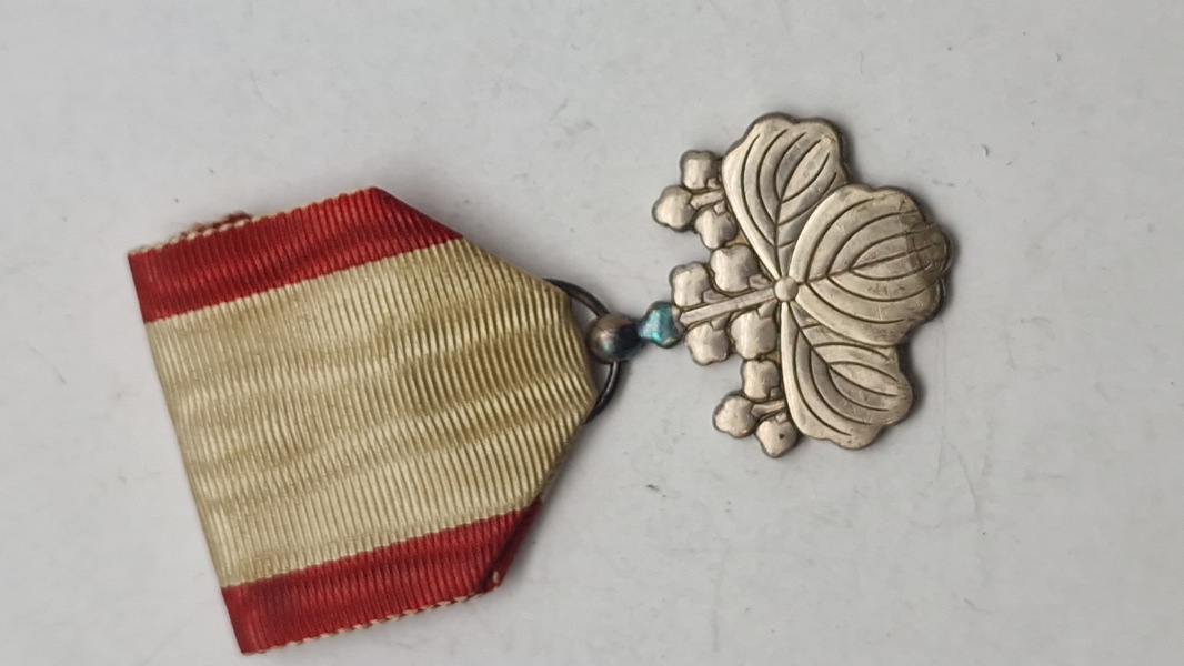 WWII era Imperial Japan Order of the Rising Sun, 8th Class medal. Original 