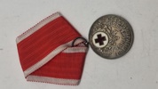 Dansk Røde Kors Fortjenstmedalje, som blev indstiftet i 1927 og tildeles for fortjenstfuld indsats for Røde Kors. Original 