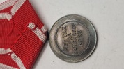 Dansk Røde Kors Fortjenstmedalje, som blev indstiftet i 1927 og tildeles for fortjenstfuld indsats for Røde Kors. Original 