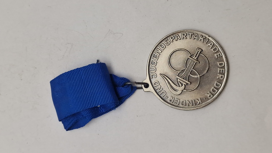 Tysk DDR-medalje fra "Kinder- und Jugendspartakiade". Original 