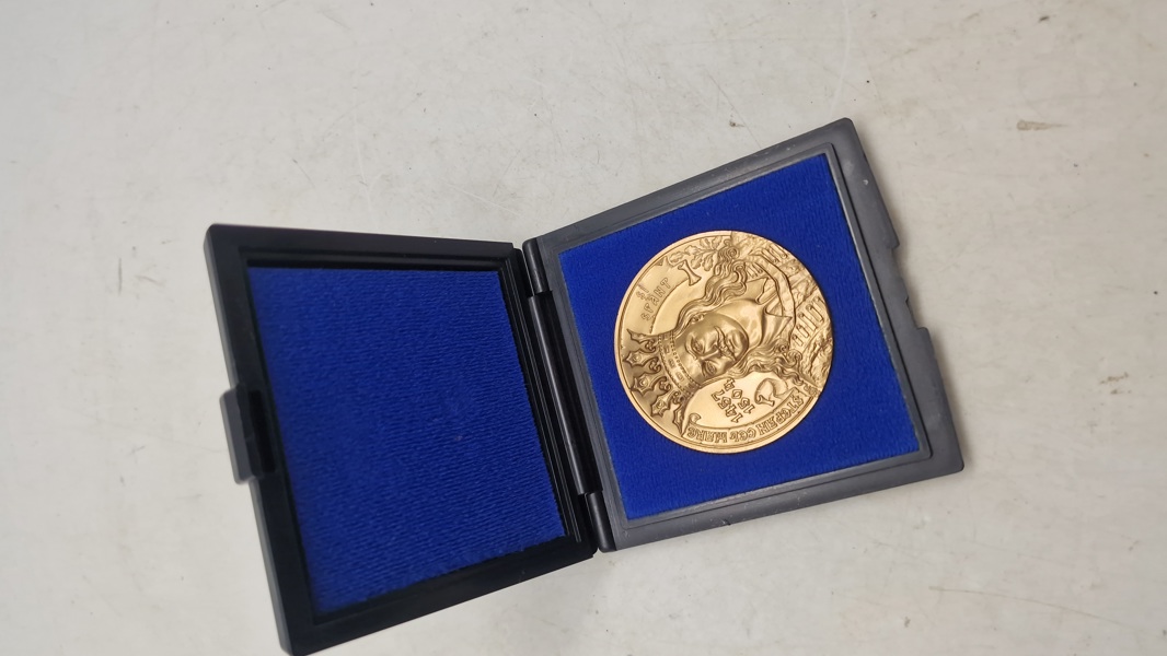 Rumænsk mønt med æske. Original