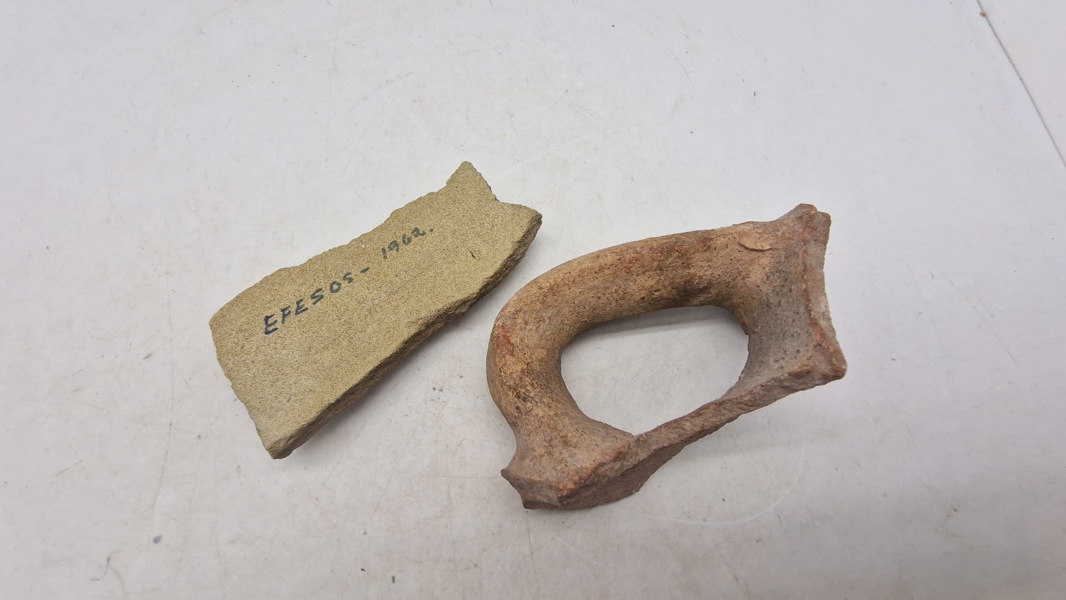 Sjældne effekter fundet ved arkæologisk udgravning ved Efesos i 1962 som er en gammel græsk by i det nuværende Tyrkiet 