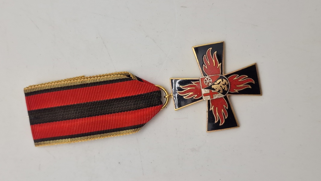 Tysk brandsikringshæderstegn (Feuerwehrehrenkreuz), specifikt fra delstaten Rheinland-Pfalz. Original 