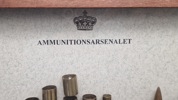 Display Ammunitionsarsenalet Trækstadier for 308. Winchester Nato 
7,62 x 51 mm samt løspatron. 32 x 20 Cm 