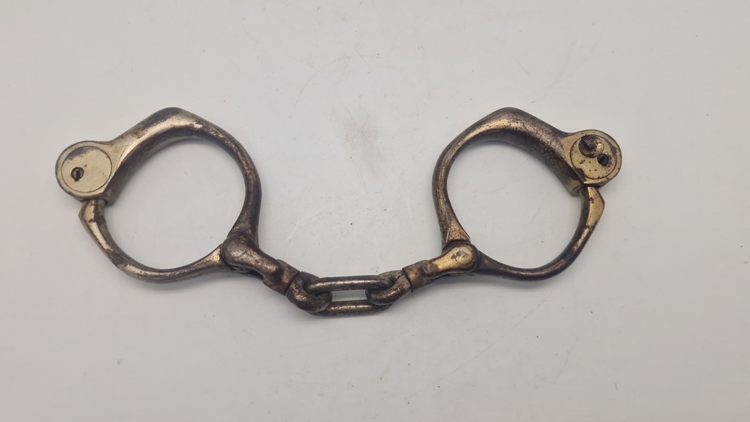 Sæt ældre håndjern 