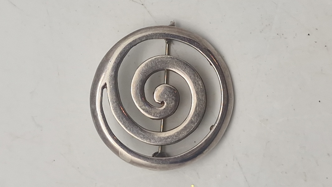 Broche af sterlingsølv. God vægt