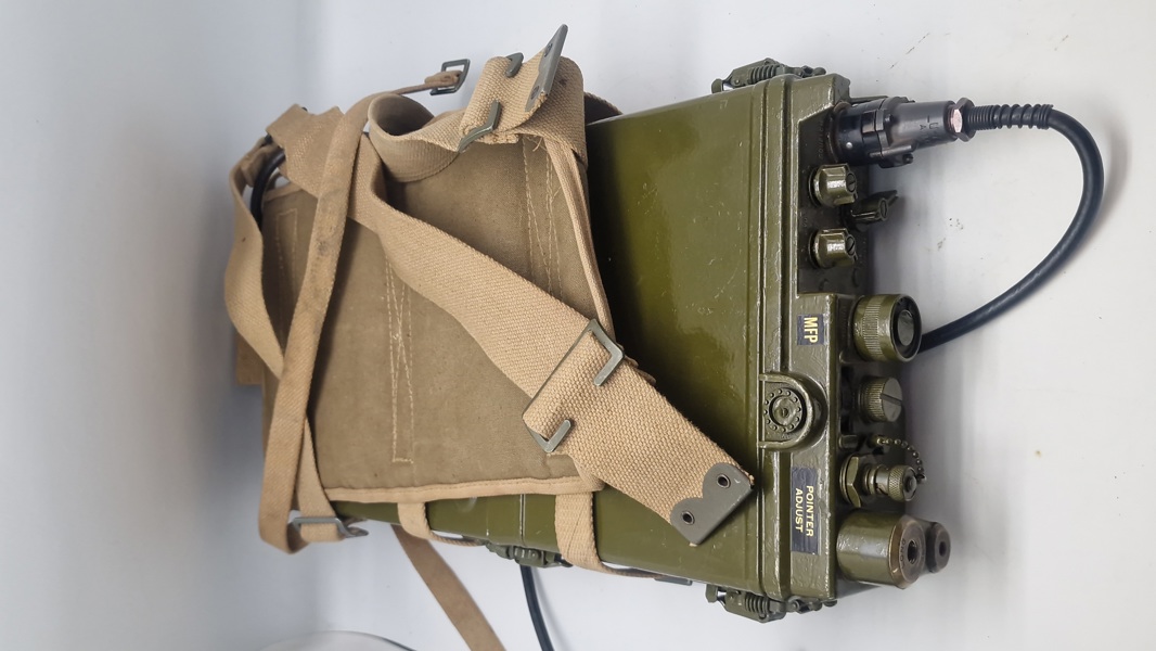 VINTAGE US ARMY AN/PRC-10 RYGSÆKSRADIO – KOREAKRIGS-ERA – KOMPLET SÆT MED LANG ANTENNE!