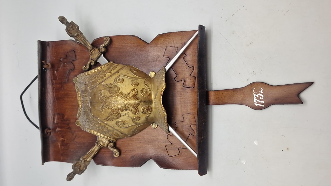 Våbenskjold med miniature sværd