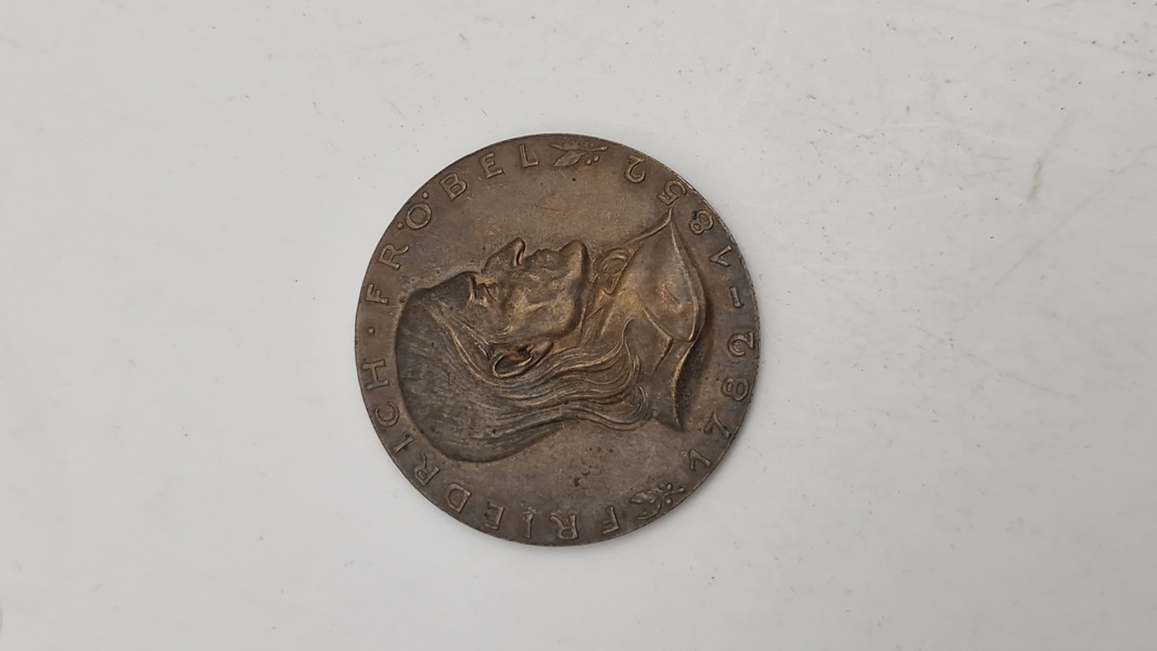 mindemedalje af Friedrich Fröbel, en tysk pædagog, der levede fra 1782 til 1852. Original