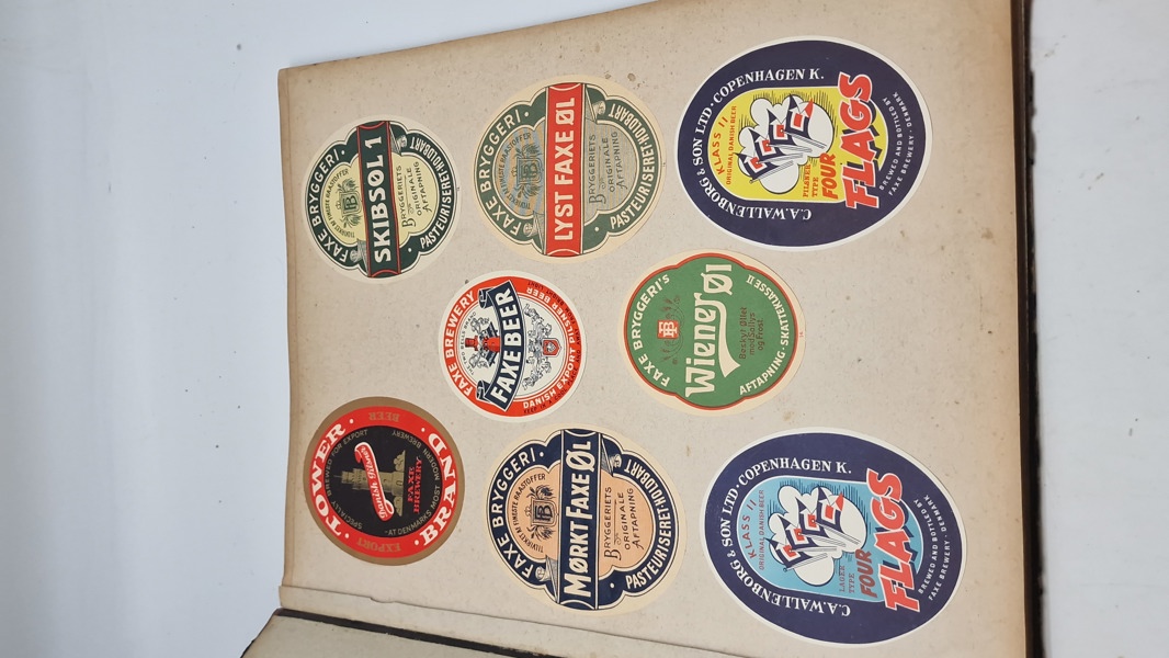 Stor samling øl og vand etiketter