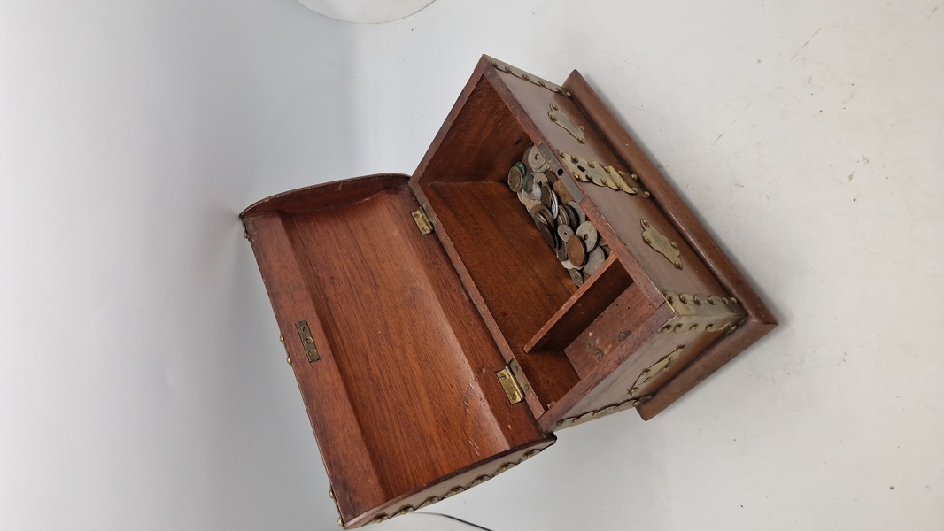 Træskrin med mønter 