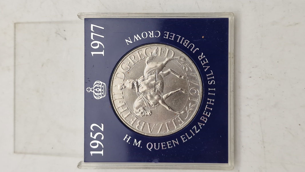 Britisk 25-pence "Crown"-mønt fra 1977, der fejrer Dronning Elizabeth II's 25-års jubilæum (Silver Jubilee). 
