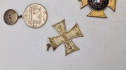 Samling diverse kors og ordner mm. Originale 