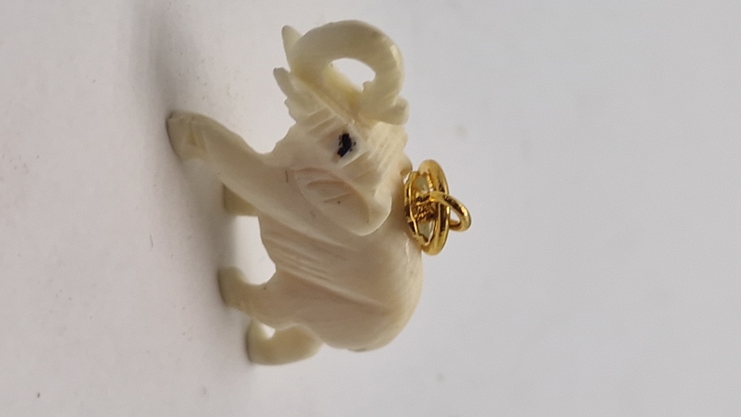 Elefant af ben som vedhæng 