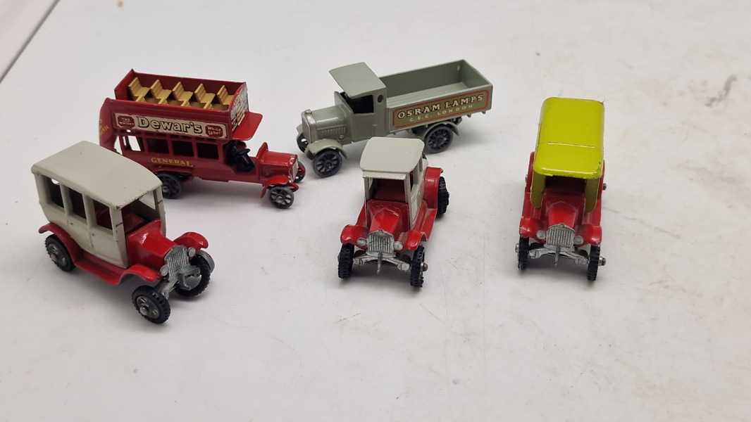 Samling ældre legetøj 