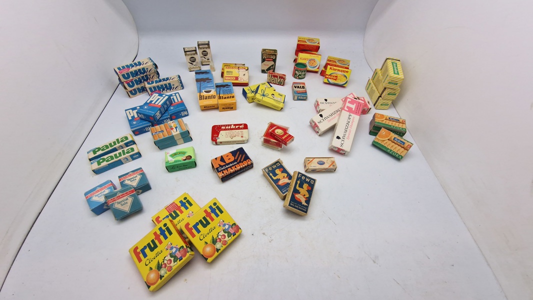 Samling ældre kolonial æsker. Tomme 