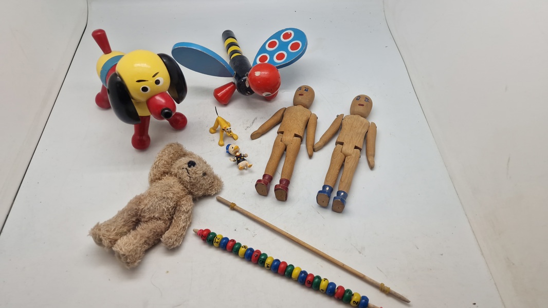 Samling ældre legetøj 