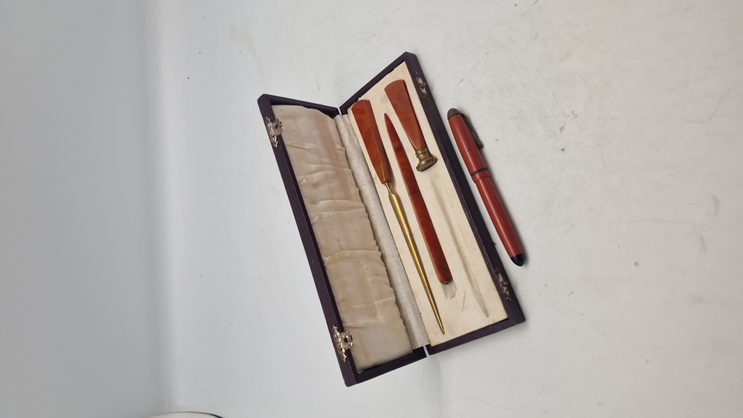 Sæt med fyldepen, signet, brevåbner mm.