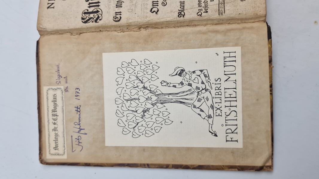   Bog fra 1742 som har tilhørt Frits Helmuth