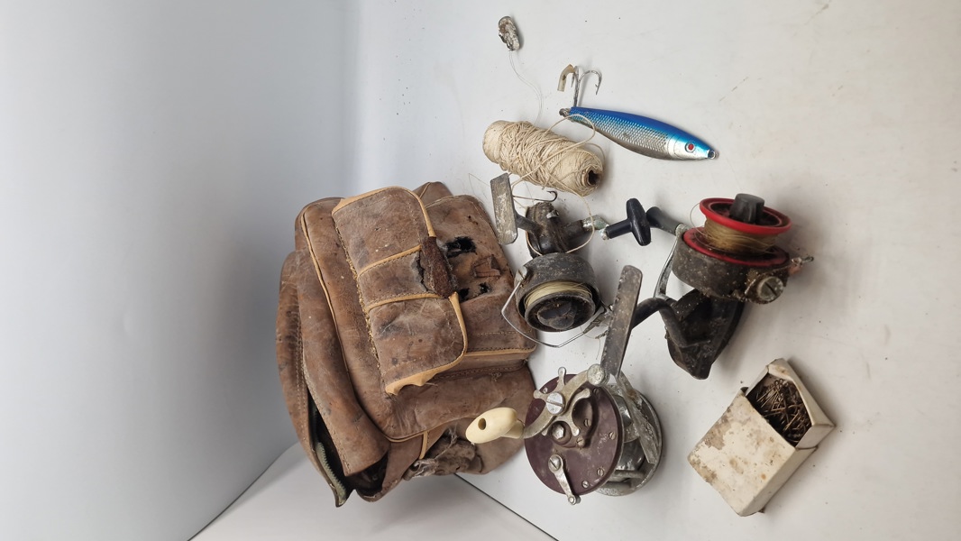 Samling ældre fiskeudstyr