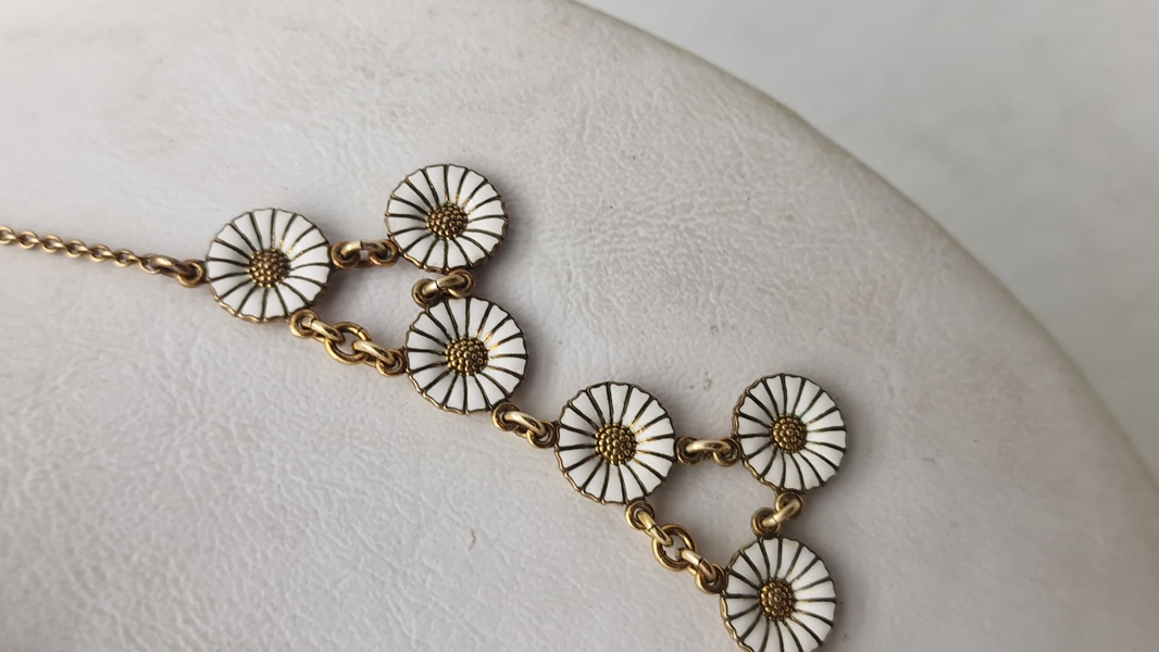 Anton Michelsen Marguerit-halskæde i forgyldt sterling sølv og hvid emalje