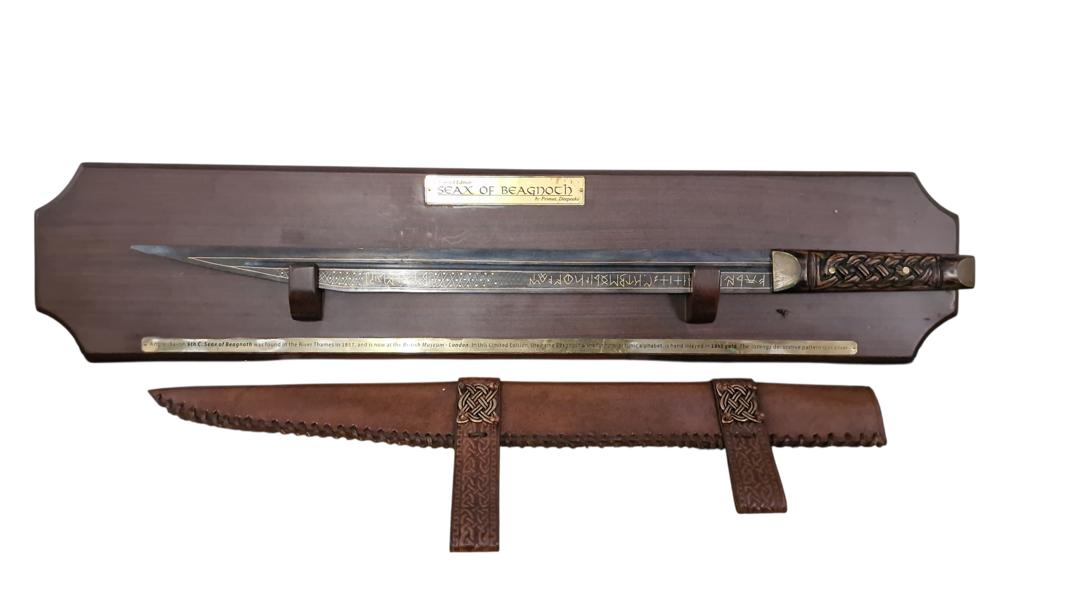Limited Edition" kopi af Seax of Beagnoth
, også kendt som Thames scramasax, et angelsaksisk enkeltægget knivblad fra det 10. århundrede.Ø