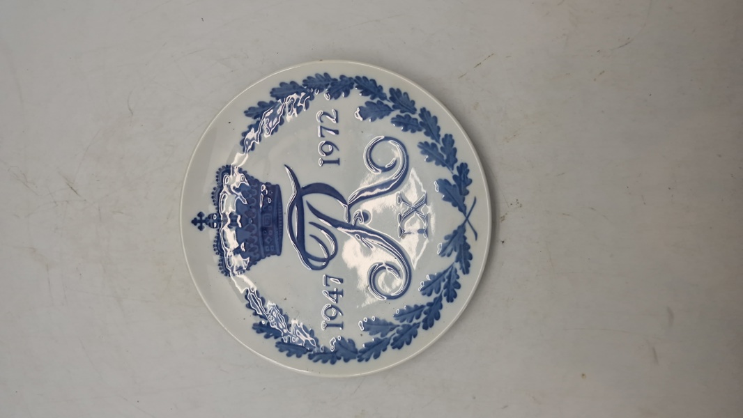 Royal Copenhagen Mindeplatte for Kong Frederik IX, udgivet for at fejre hans 25-års regeringsjubilæum i 1972