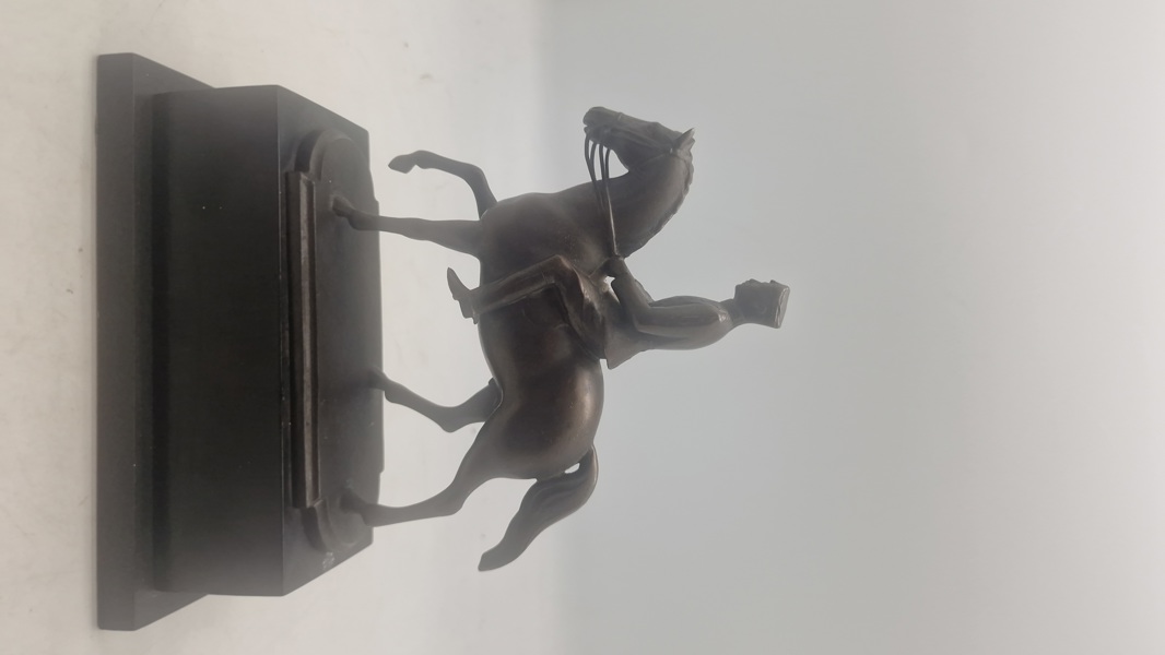 Figur af Kong Christian X til hest. Original