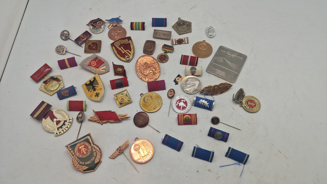 Samling mærker og pins 