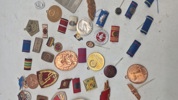 Samling mærker og pins 