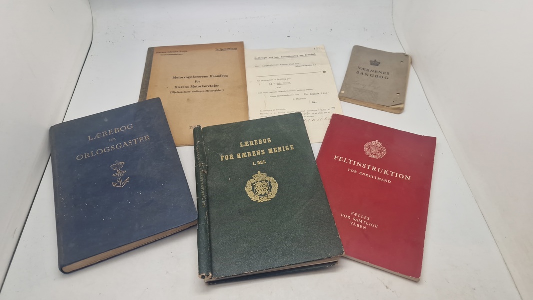 Samling lære bøger fra forsvaret 