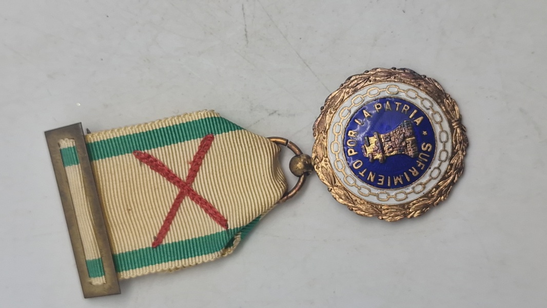 Spansk medalje kendt som Medalla de Sufrimientos por la Patria (Medalje for lidelser for fædrelandet), der blev indstiftet i 1814 for at belønne soldater for skader modtaget i kamp. Original 