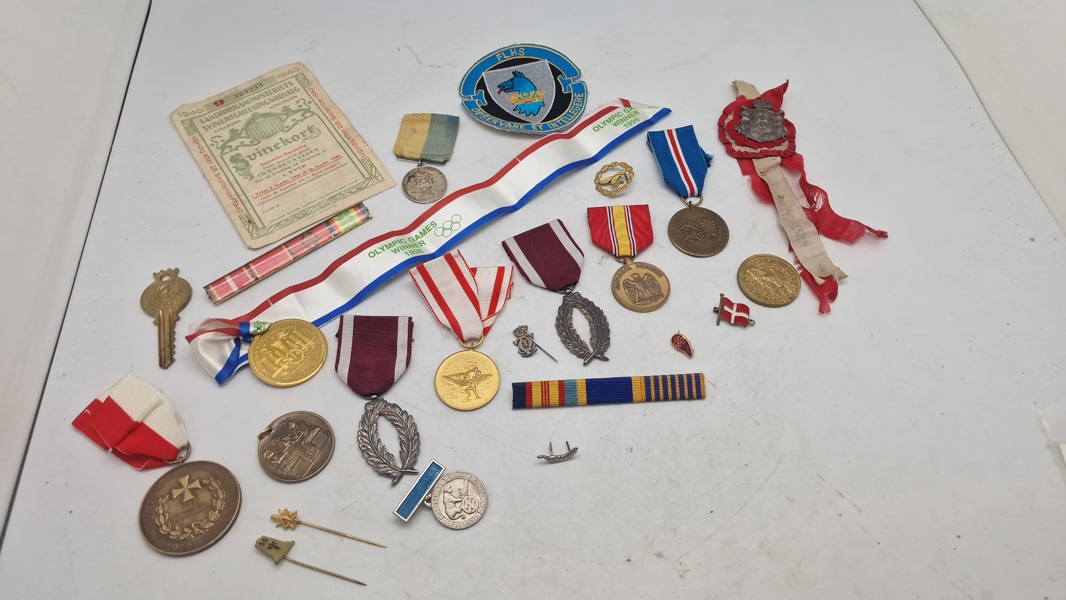 Samling mærker og medaljer 