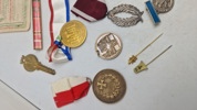 Samling mærker og medaljer 