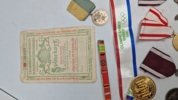 Samling mærker og medaljer 