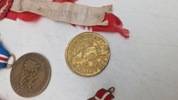Samling mærker og medaljer 