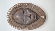 afrikansk maske fra Dan-folket i Liberia eller Elfenbenskysten, som er kendetegnet ved deres ofte ovale form, mørke træ og dekorationer som f.eks. kauriskaller