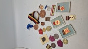Samling medaljer og pins 