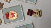 Samling medaljer og pins 