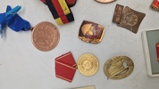 Samling medaljer og pins 