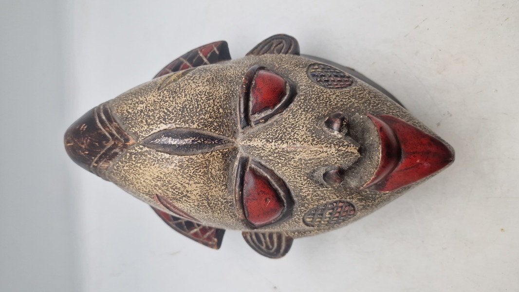 traditionel Guro-maske fra Elfenbenskysten, lavet af træ. 
Masker fra Guro-folket kombinerer ofte menneskelige og dyrelignende træk og bruges i ceremonier som begravelser og bryllupper. 
