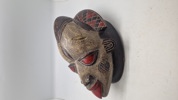 traditionel Guro-maske fra Elfenbenskysten, lavet af træ. 
Masker fra Guro-folket kombinerer ofte menneskelige og dyrelignende træk og bruges i ceremonier som begravelser og bryllupper. 
