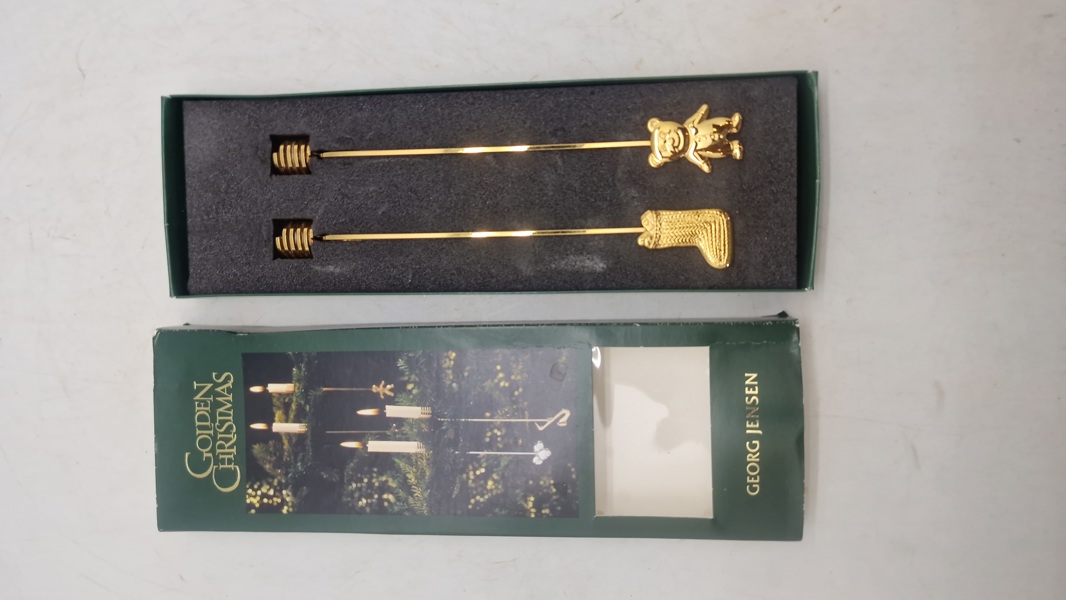 Georg Jensen julelysestager fra 2001, specifikt "Grannisse og Æble" designet af Andreas Mikkelsen