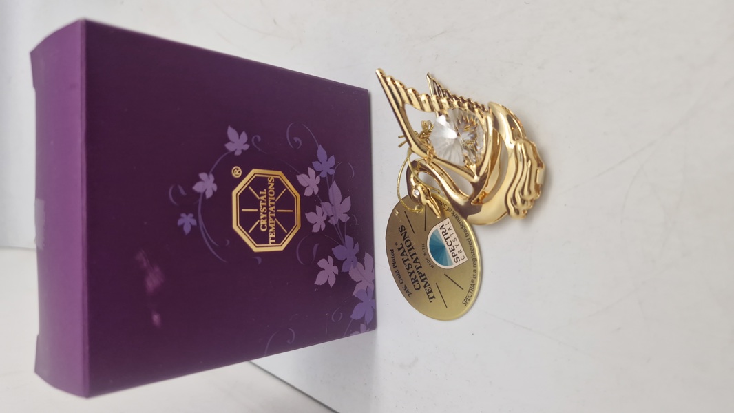 Svane fra Crystal Temptations, der er belagt med 24 karat guld og dekoreret med Spectra-krystaller